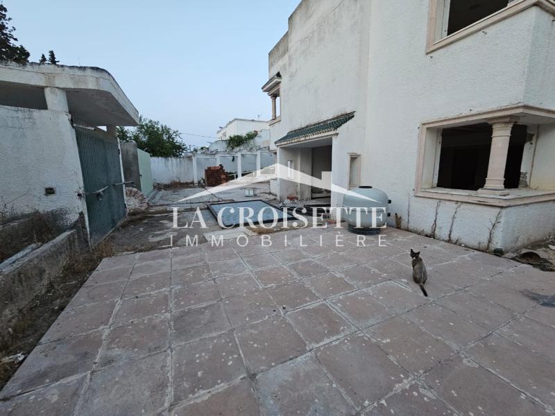 Villa à retaper S+5 avec piscine à La Soukra