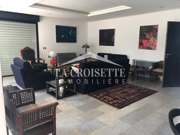 Une villa S+4 avec piscine  à la Soukra 