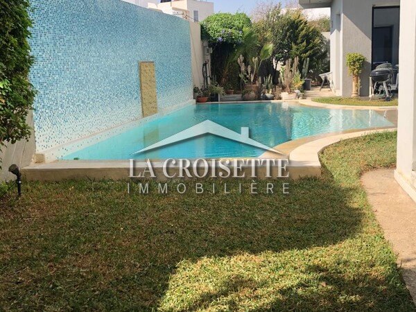 Une villa S+4 avec piscine  à la Soukra 