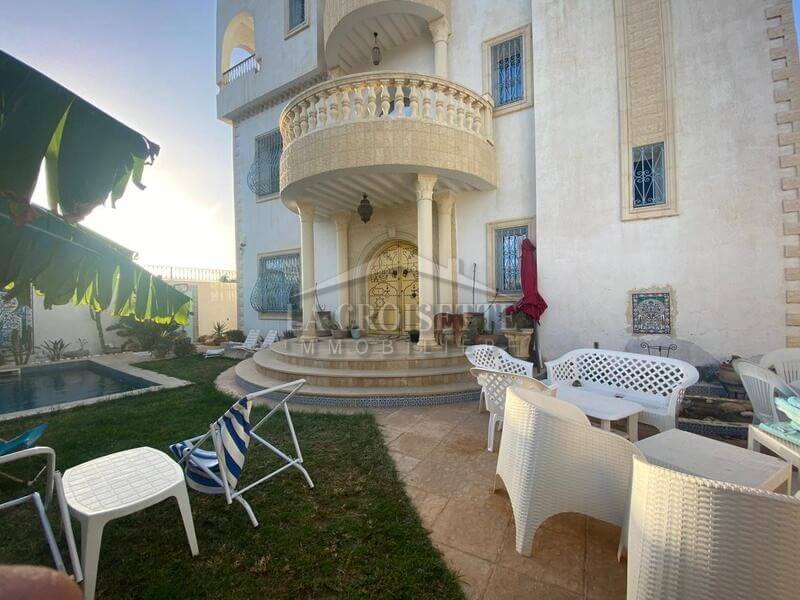 Villa S+5 avec piscine à La Soukra